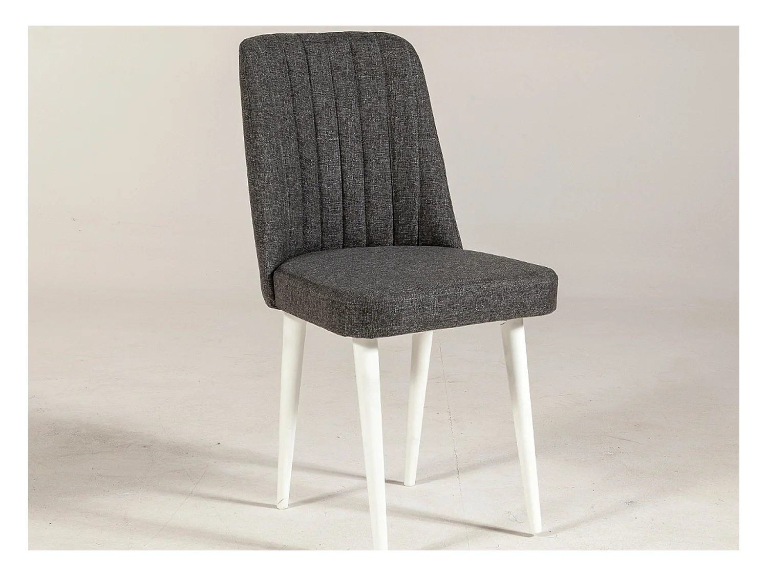 Chaise de salle à manger tissu anthracite et bois de pin blanc Mareva