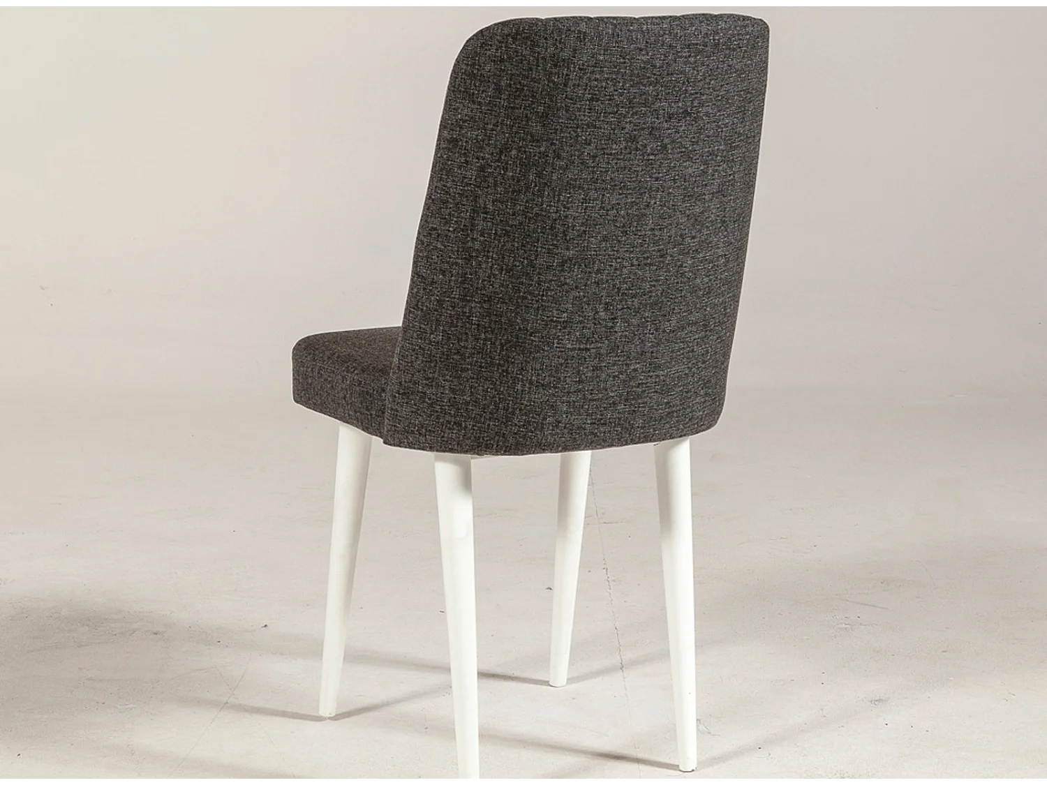 Chaise de salle à manger tissu anthracite et bois de pin blanc Mareva