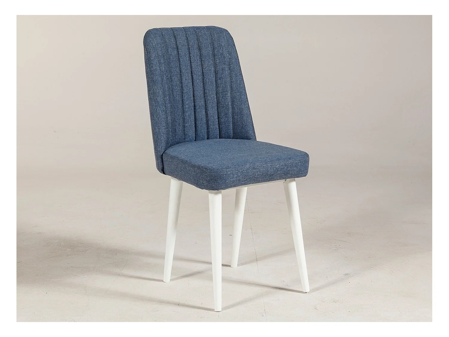 Chaise de salle à manger tissu bleu et bois de pin blanc Mareva