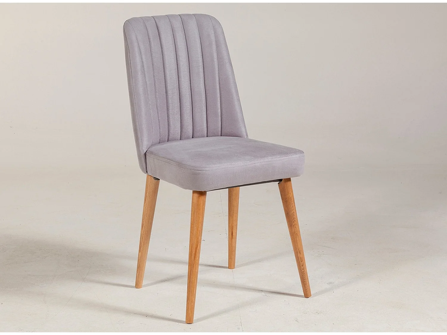 Chaise de salle à manger tissu gris et bois de pin naturel Mareva