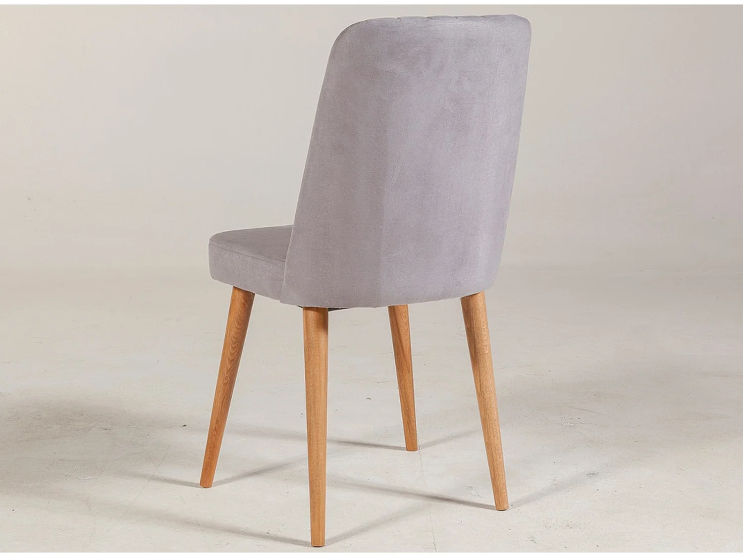 Chaise de salle à manger tissu gris et bois de pin naturel Mareva