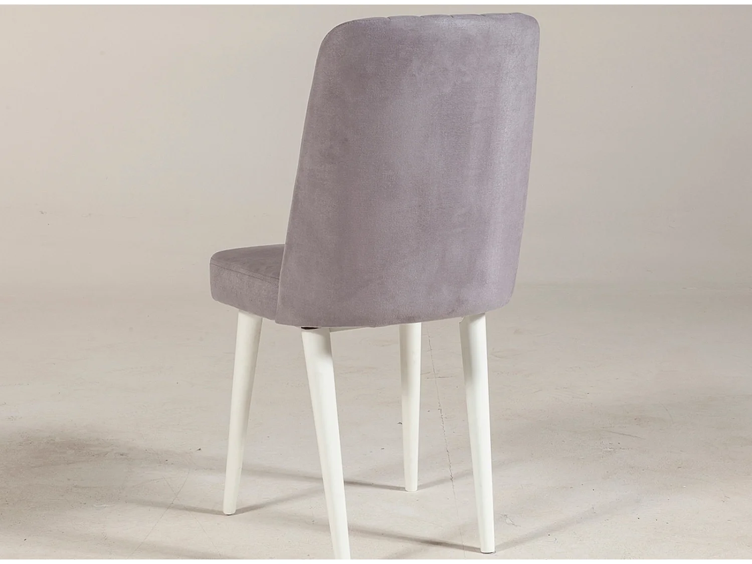 Chaise de salle à manger tissu gris et bois de pin blanc Mareva