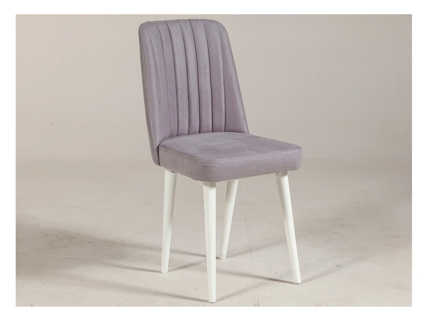 Chaise de salle à manger tissu gris et bois de pin blanc Mareva