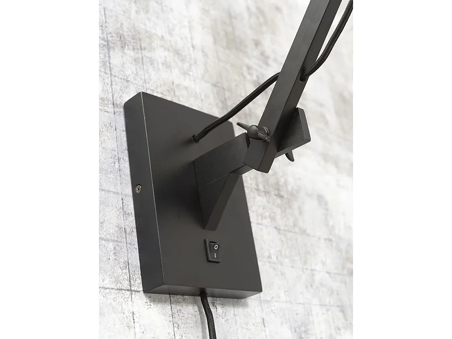 Zwarte bamboe wandlamp met lichtgrijze lampenkap