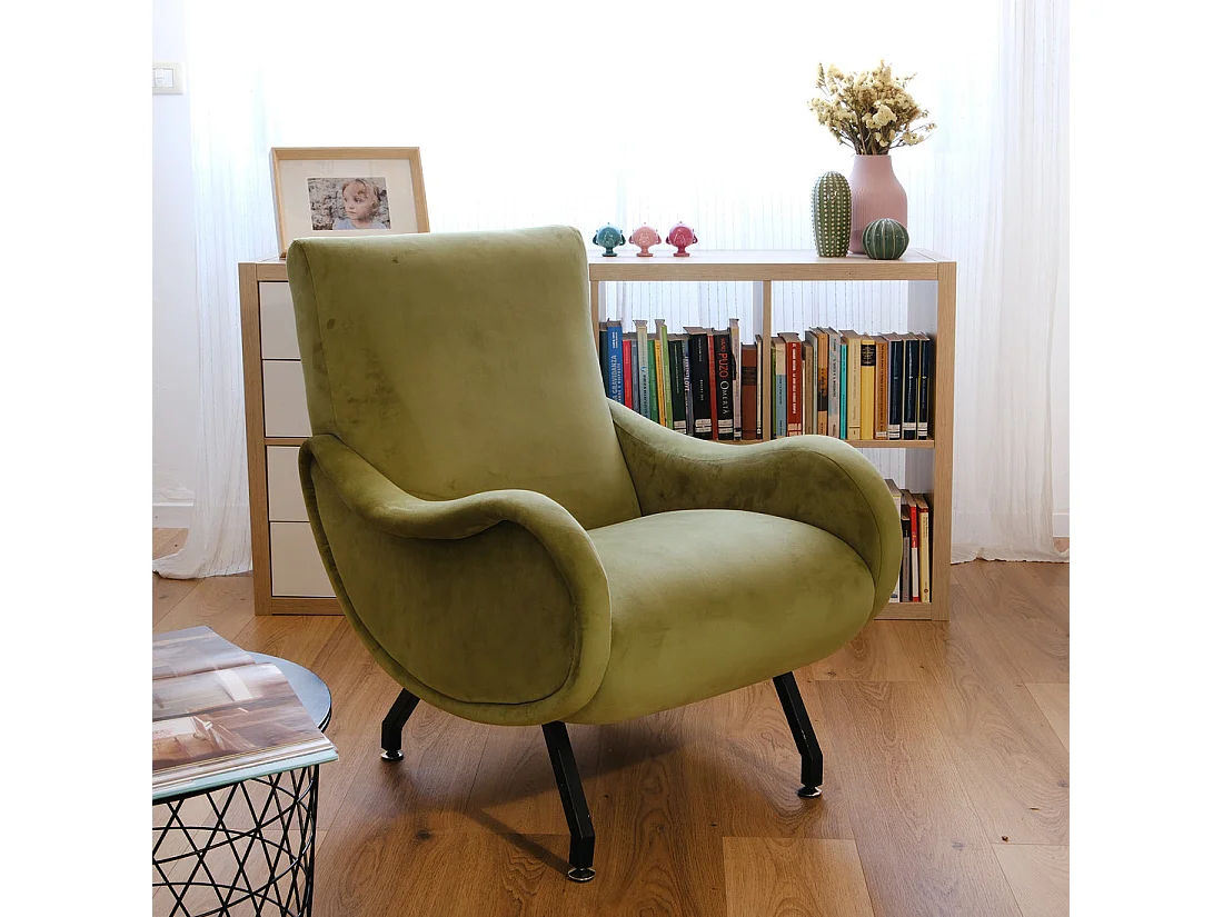 Poltrona design vintage in velluto verde salvia gambe nere