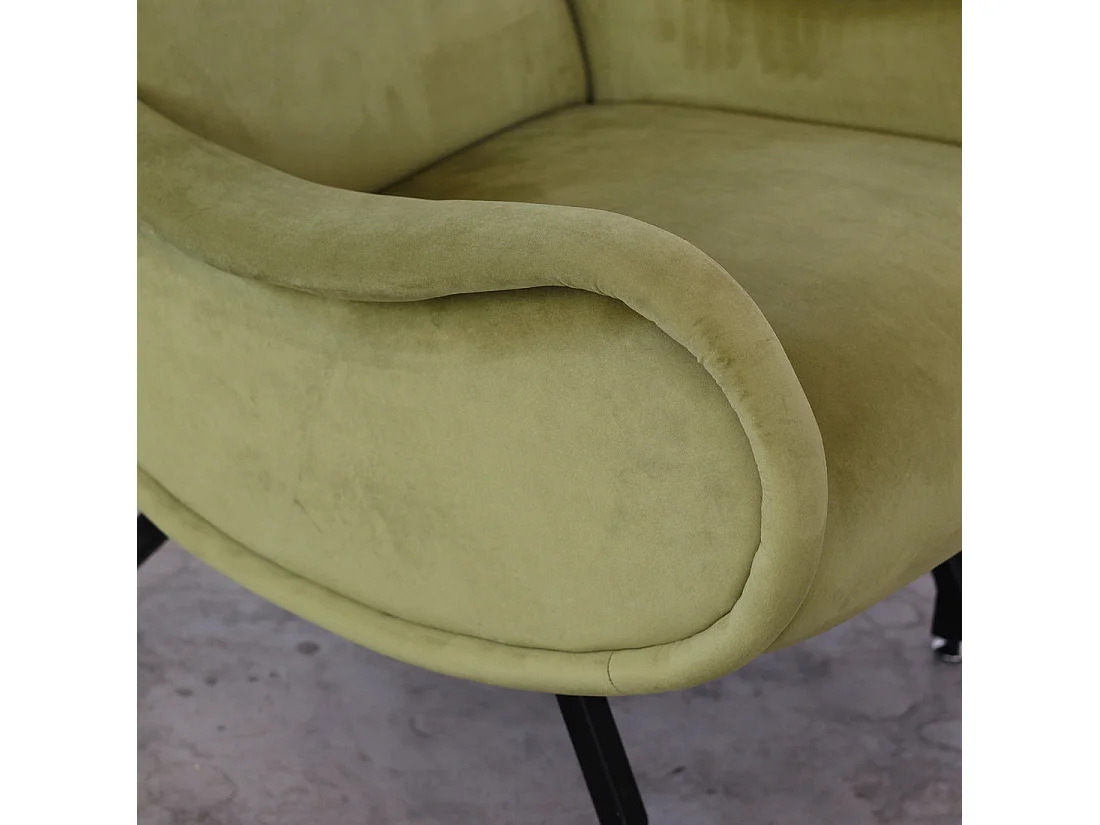 Poltrona design vintage in velluto verde salvia gambe nere