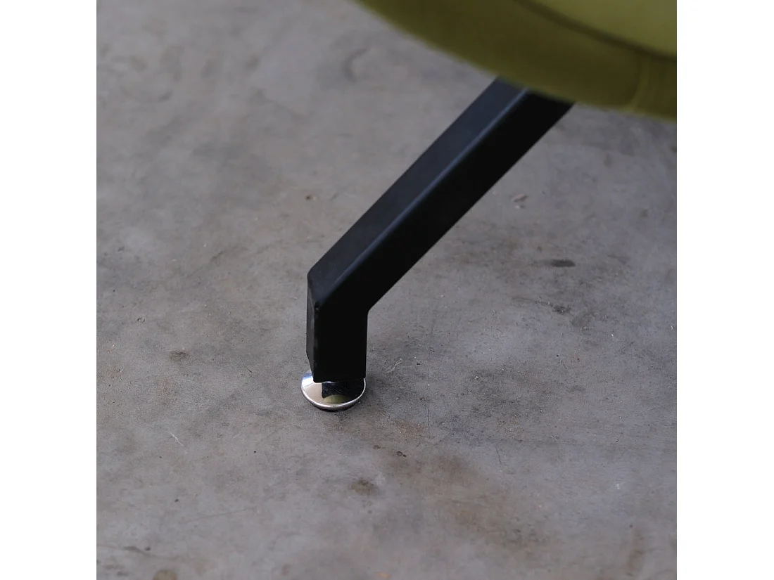 Poltrona design vintage in velluto verde salvia gambe nere