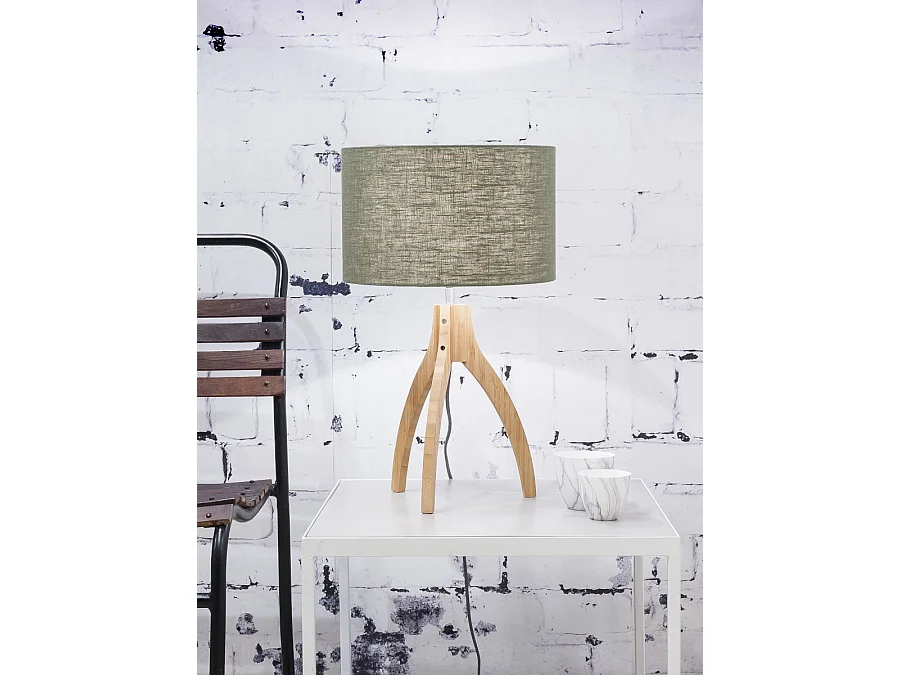 Driepotige tafellamp van bruin hout met donkere linnen lampenkap