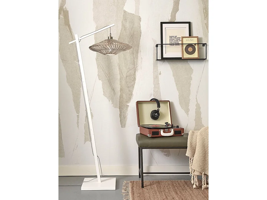 Witte bamboe vloerlamp met witte rotan lampenkap