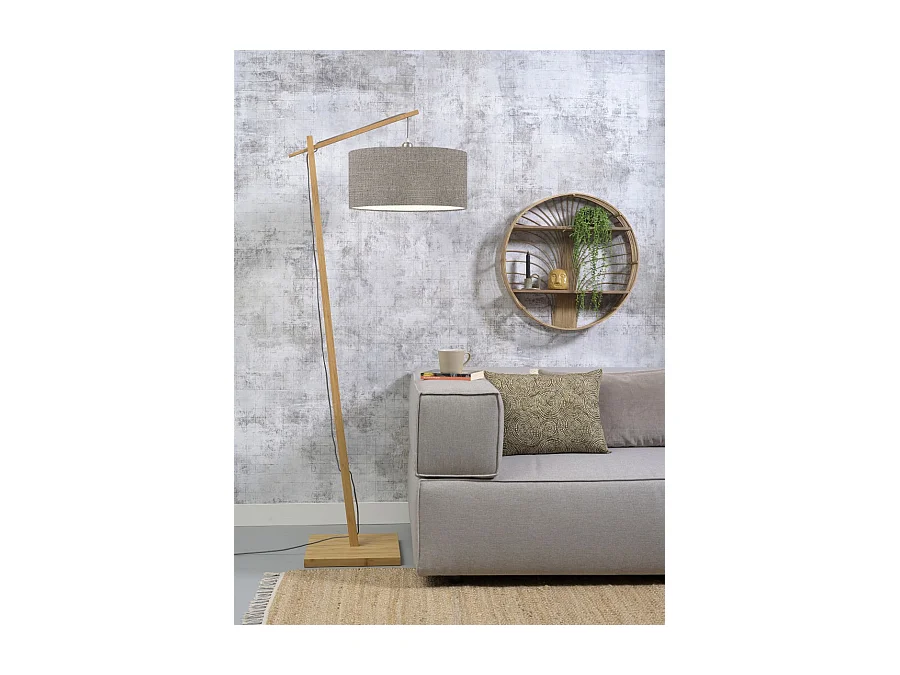 Bruine bamboe vloerlamp met lichtgrijze lampenkap