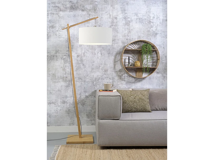 Lampadaire en bambou marron et abat-jour blanc