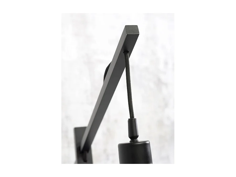Lampadaire en bambou marron et abat-jour noir