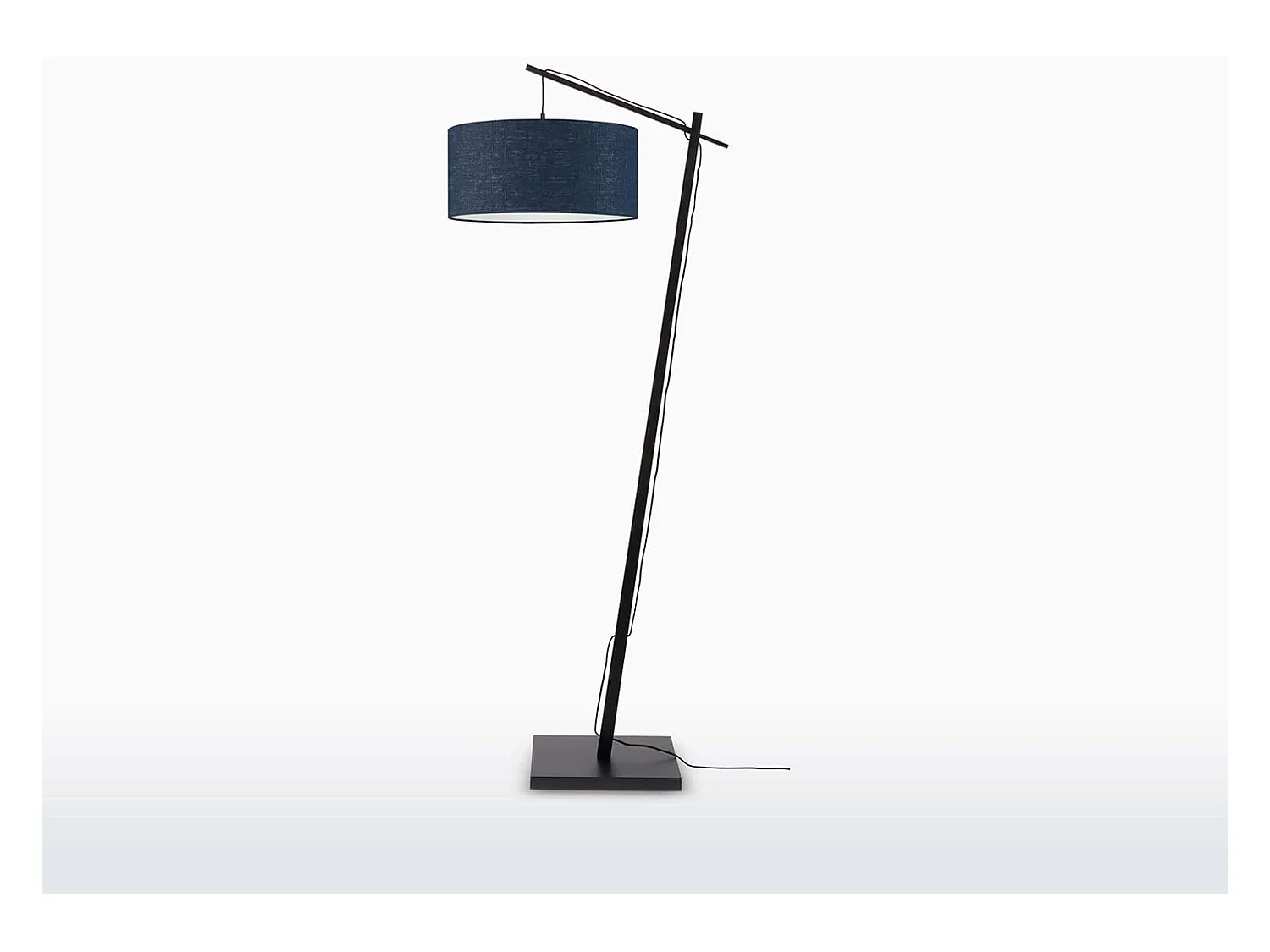 Lampadaire en bambou marron avec abat-jour bleu nuit