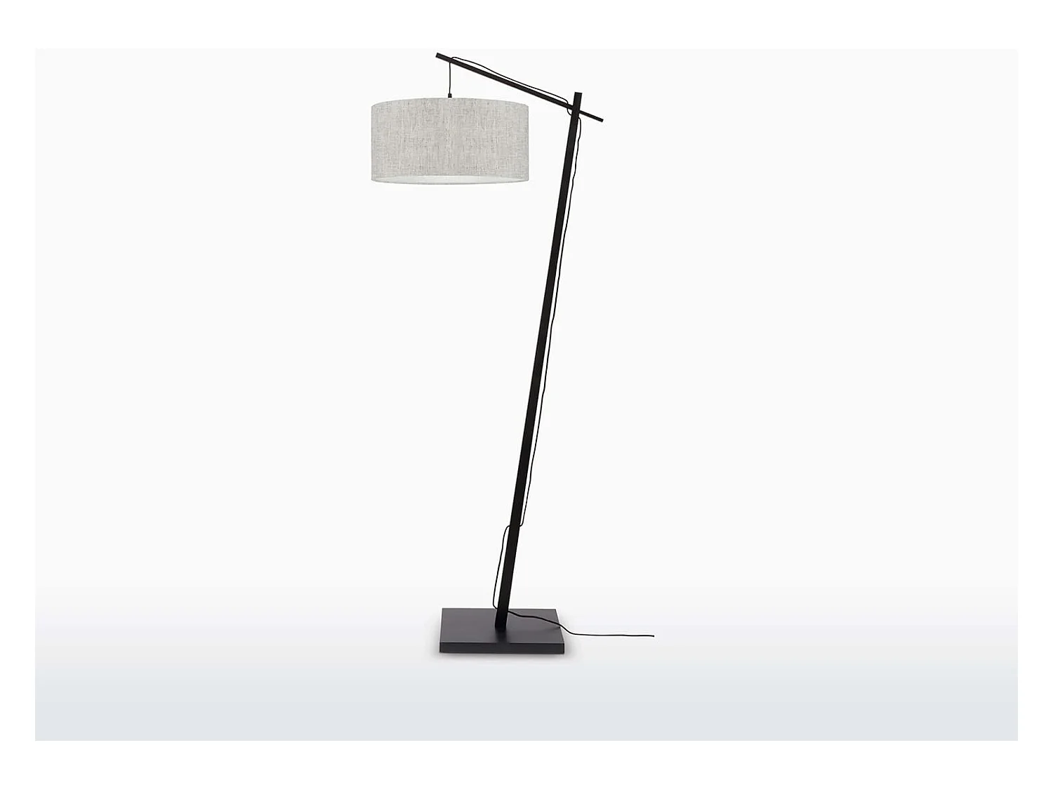 Bruine bamboe vloerlamp met lichte linnen lampenkap