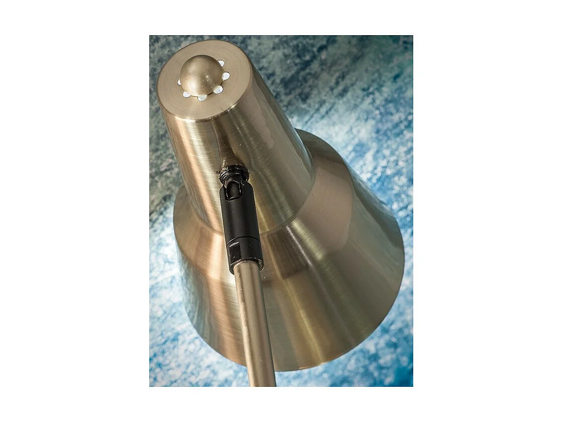 Lampadaire en métal doré avec câble noir