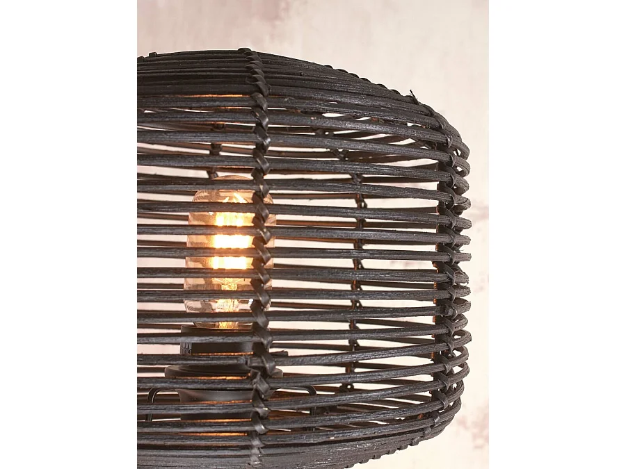 Zwarte bamboe vloerlamp met zwarte rotan lampenkap