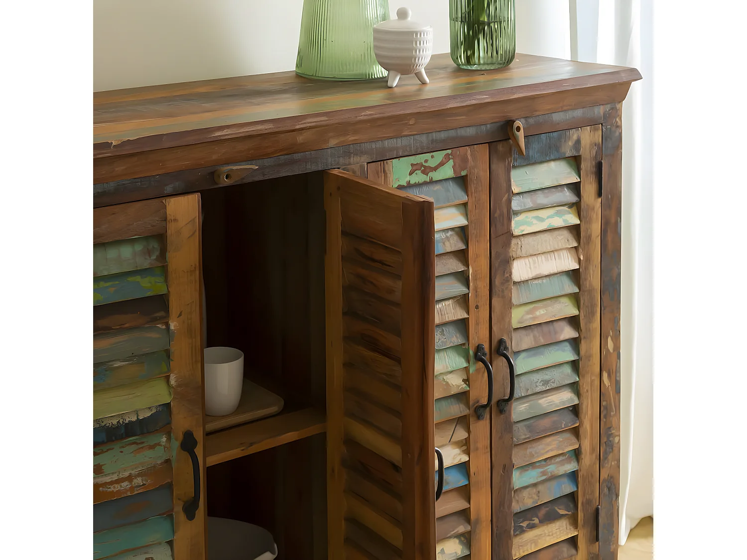 Petit buffet à  lattes en bois coloré Ethnik