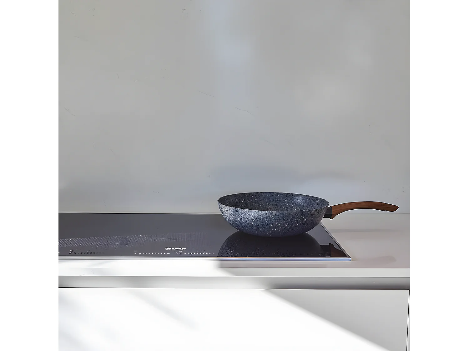 Wok en aluminium induction antiadhésif 28 cm ONYX avec poignée imitation bois revêtement pierre 5 couches