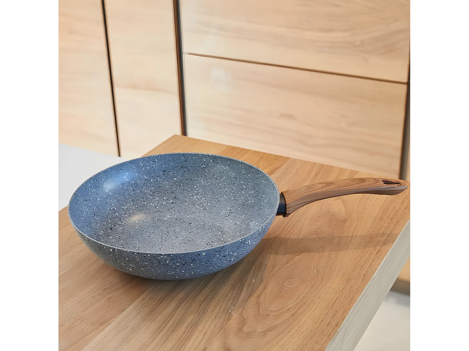 Wok en aluminium induction antiadhésif 28 cm ONYX avec poignée imitation bois revêtement pierre 5 couches