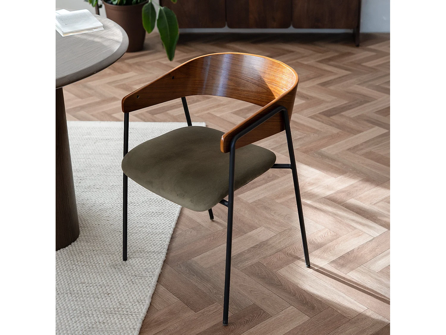 Set de 2 sillas en terciopelo verde kaki y madera de nogal - Esmée