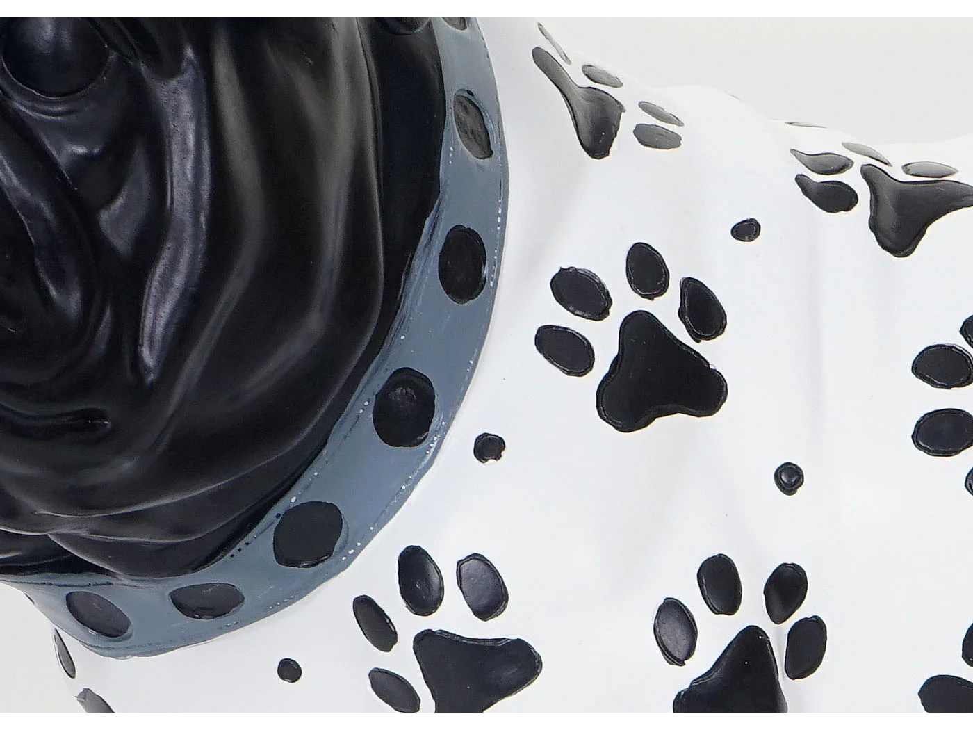 Deko Figur Bulldogge 24cm, Polyresin Skulptur Hund, In-/Outdoor, handbemalt mit Jäckchen