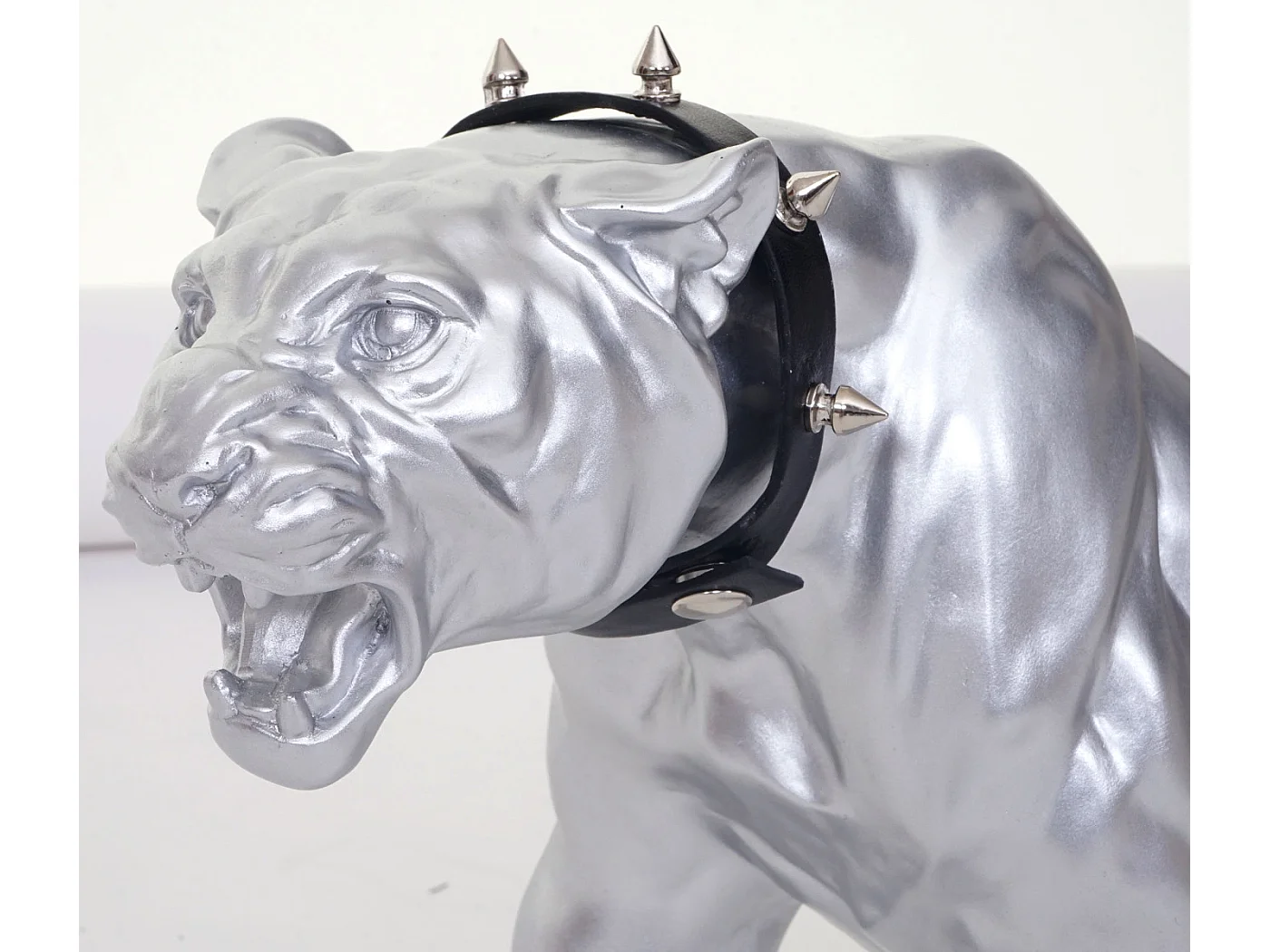Decoratief figuurtje panter met halsband,  zilver mat met kraag