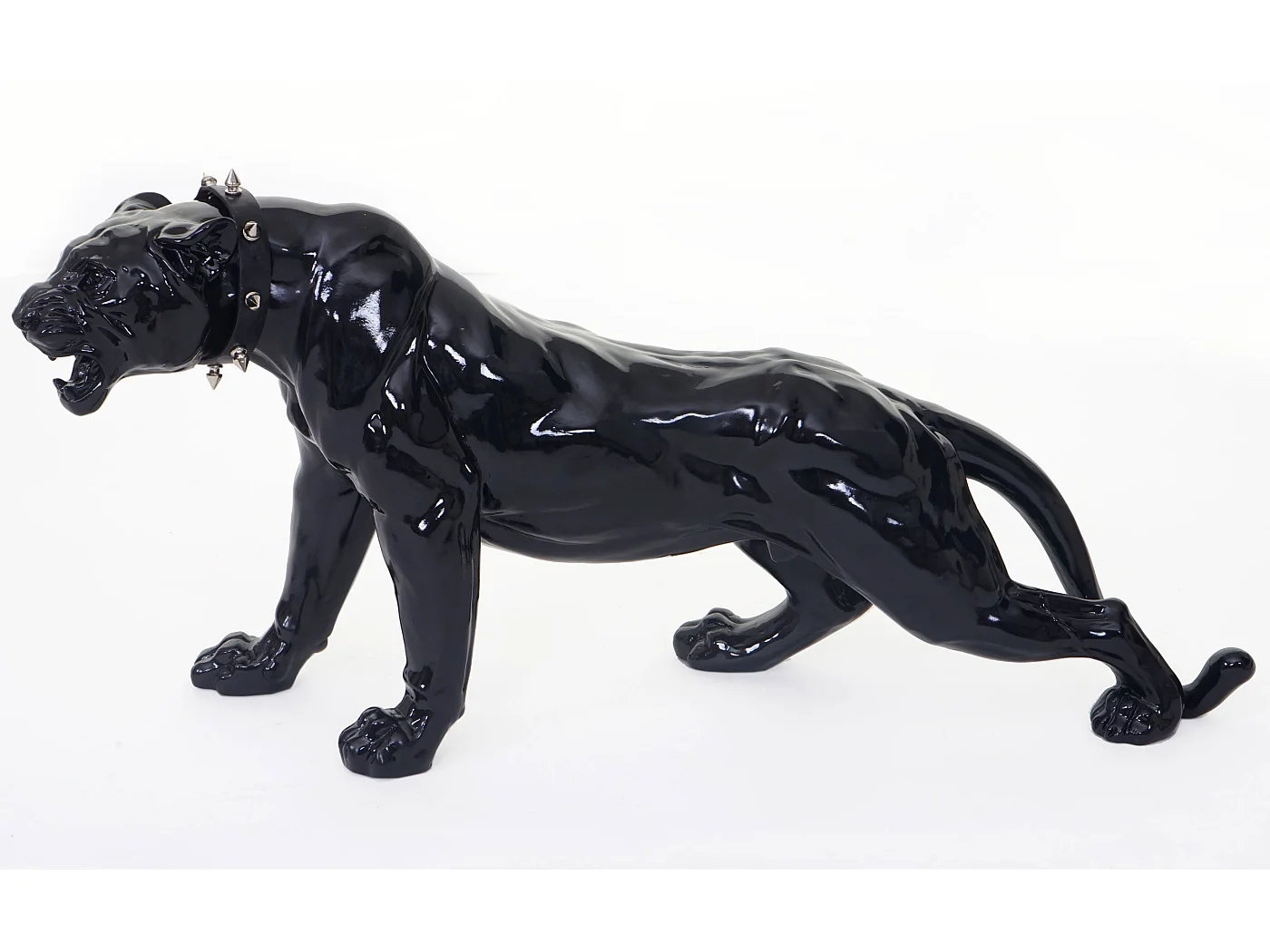 Figurita decorativa pantera con collar,  negro alto brillo con collar