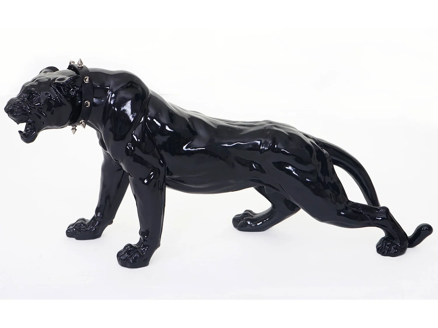 Figurita decorativa pantera con collar,  negro alto brillo con collar