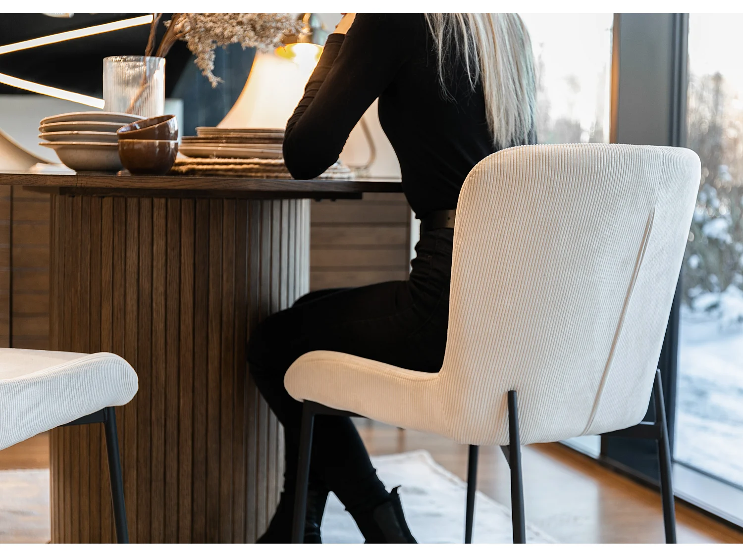 Esszimmerstuhl Polsterstuhl - mit Cord-Bezug in Creme und schwarzen Metallbeinen - NEUL