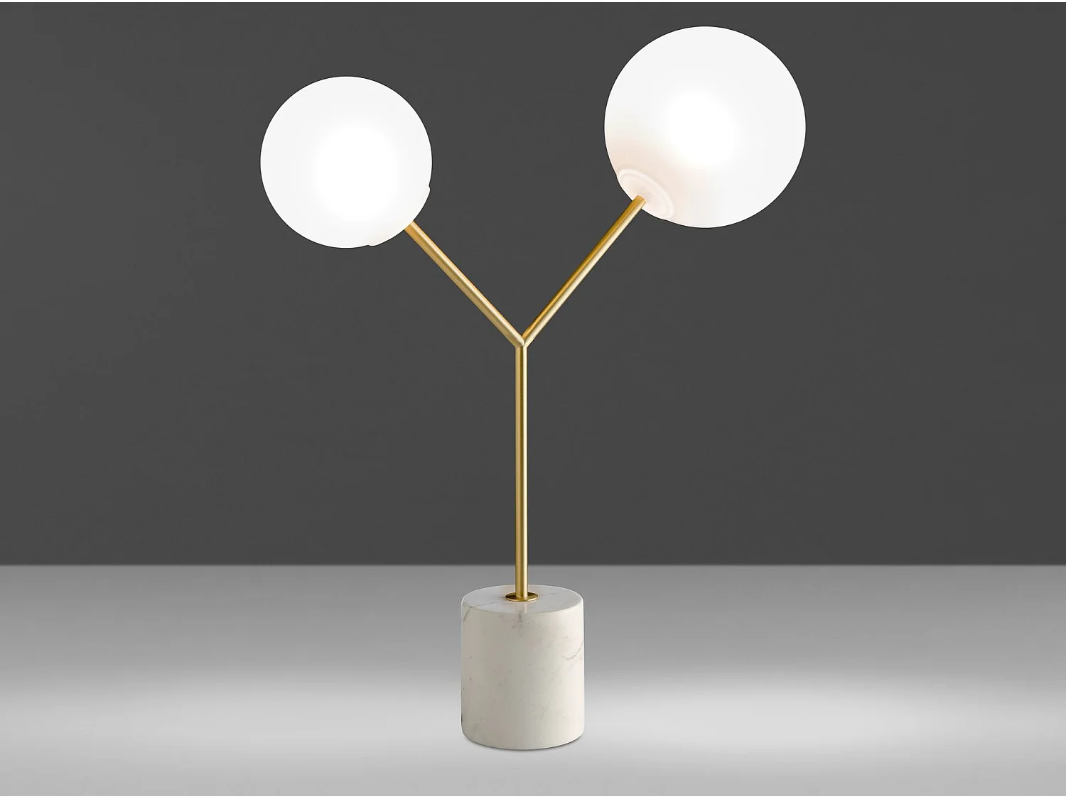 Tafellamp van goudkleurig staal en wit glas 8049 ANGEL CERDA