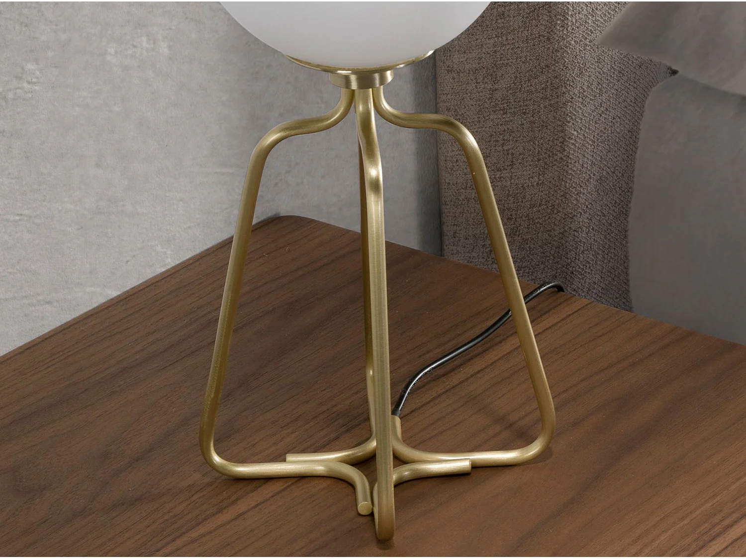 Tafellamp van goudkleurig staal en wit glas 8049 ANGEL CERDA