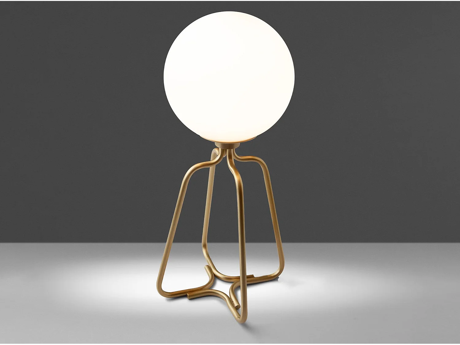 Tafellamp van goudkleurig staal en wit glas 8049 ANGEL CERDA