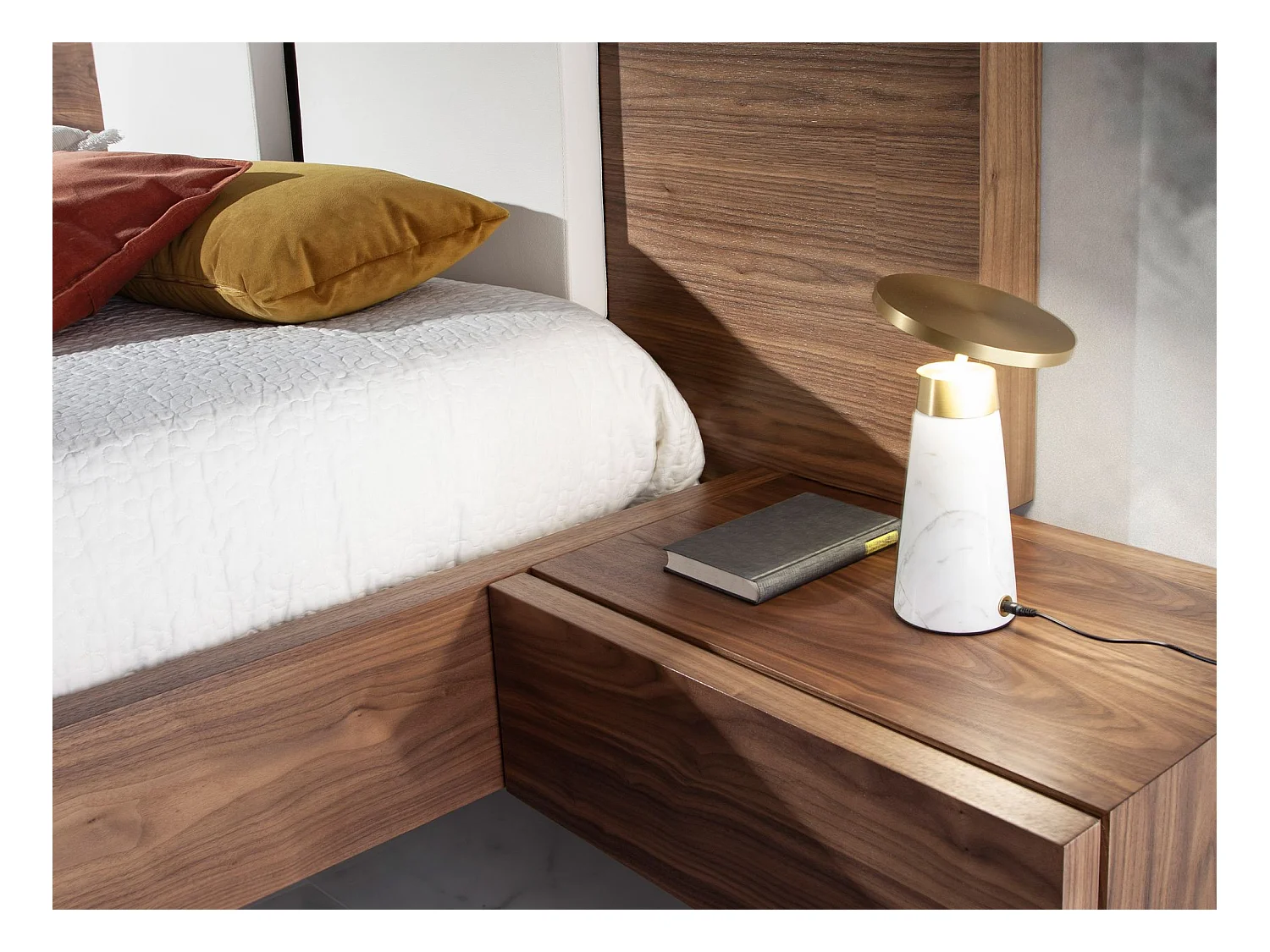 Lampe de bureau en marbre blanc et acier doré