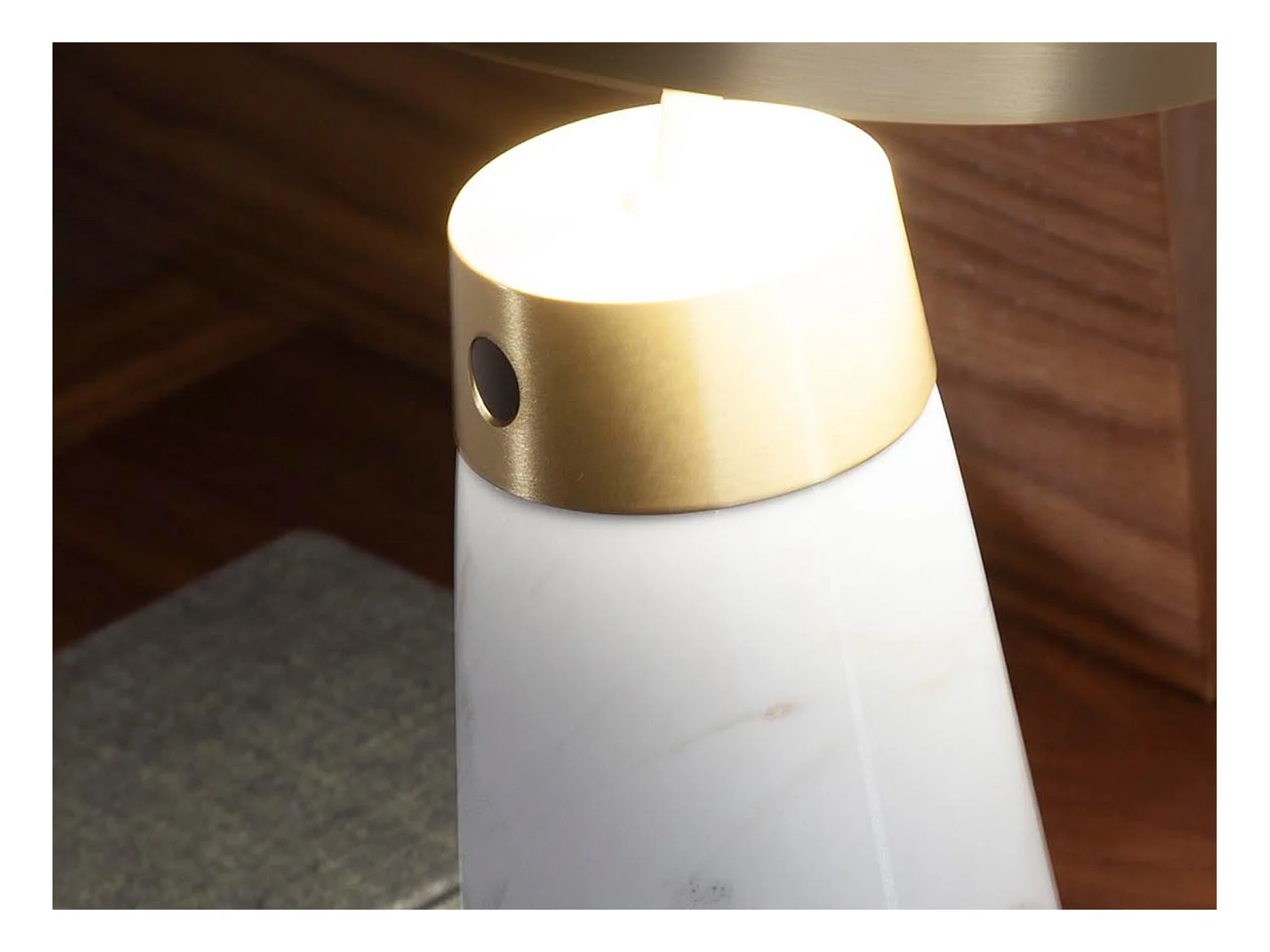 Lampe de bureau en marbre blanc et acier doré
