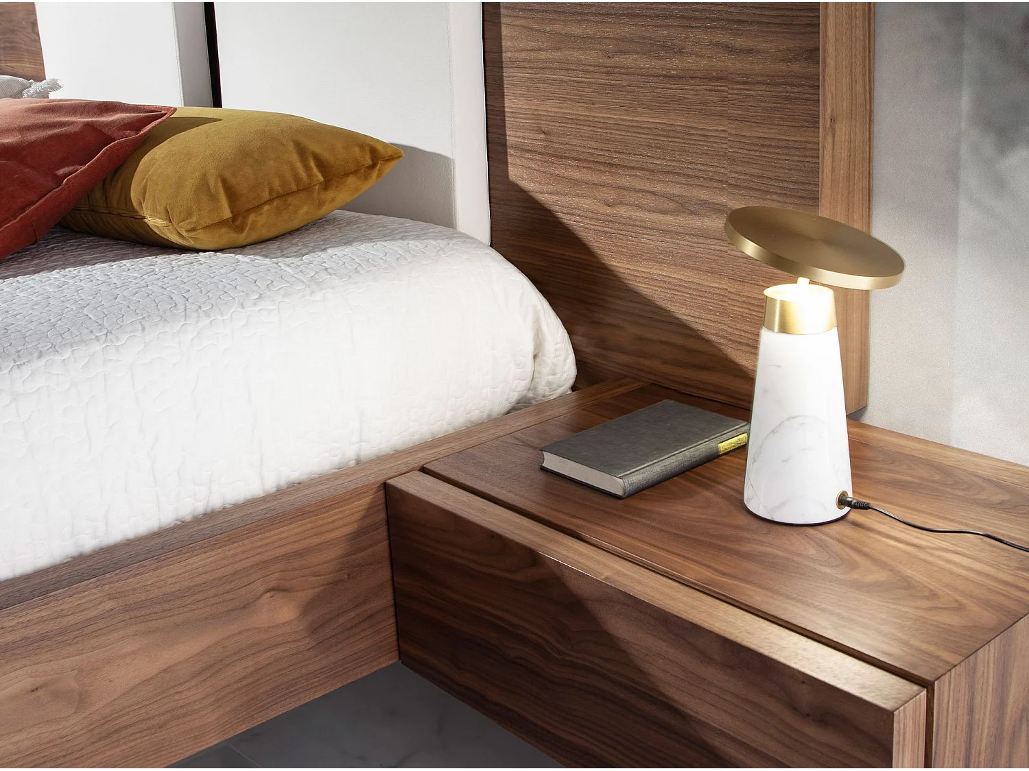 Tafellamp van wit marmer en goudkleurig staal 8034 ANGEL CERDA