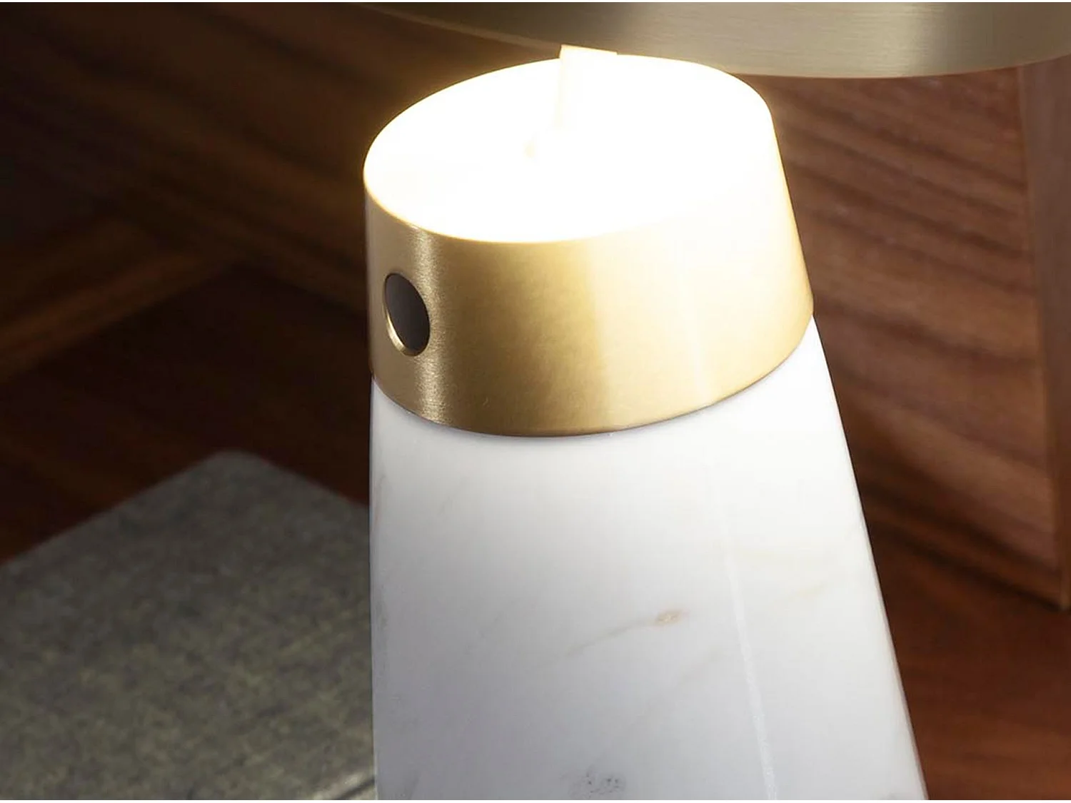 Tafellamp van wit marmer en goudkleurig staal 8034 ANGEL CERDA