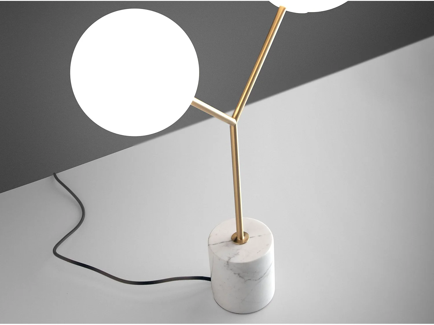 Lampe de bureau en marbre blanc, acier doré et verre blanc 8050 ANGEL CERDA