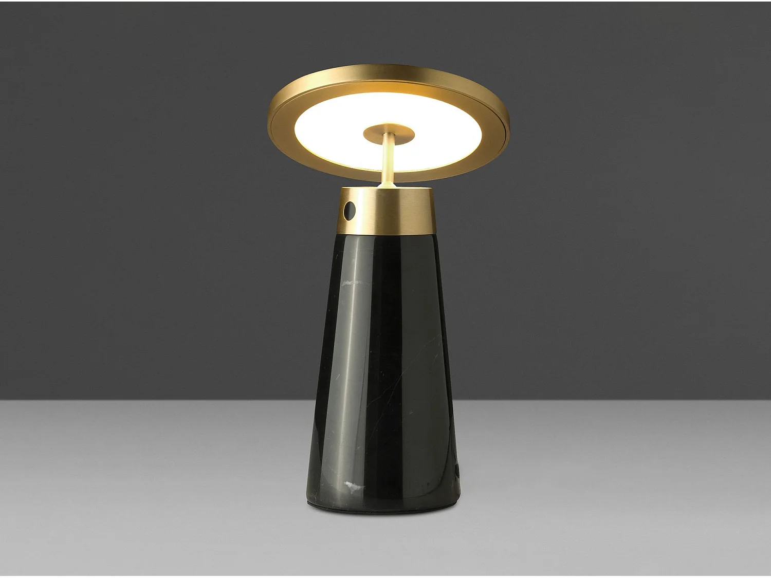 Lampada da tavolo in marmo nero e acciaio dorato