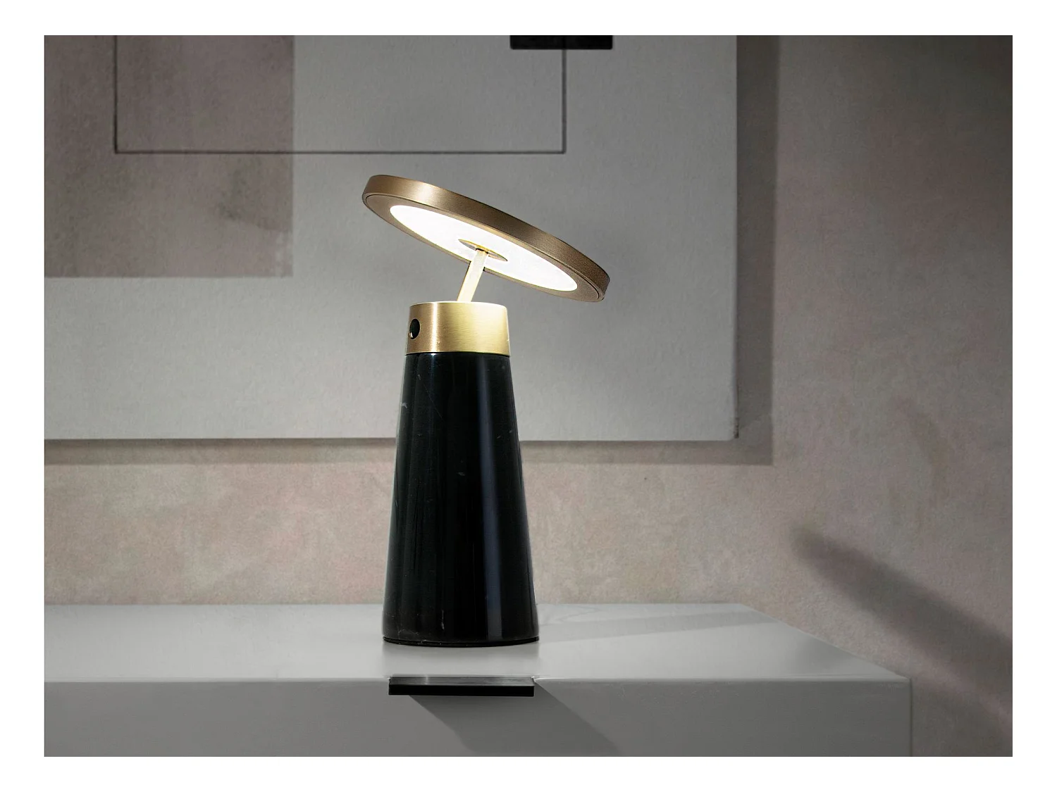 Candeeiro de mesa em mármore preto e aço dourado