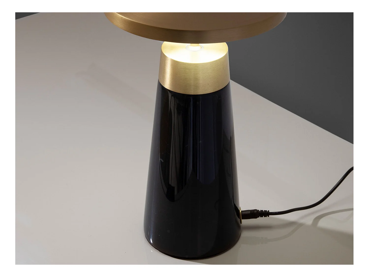 Candeeiro de mesa em mármore preto e aço dourado