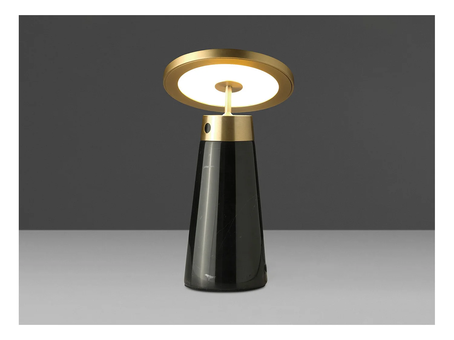 Candeeiro de mesa em mármore preto e aço dourado