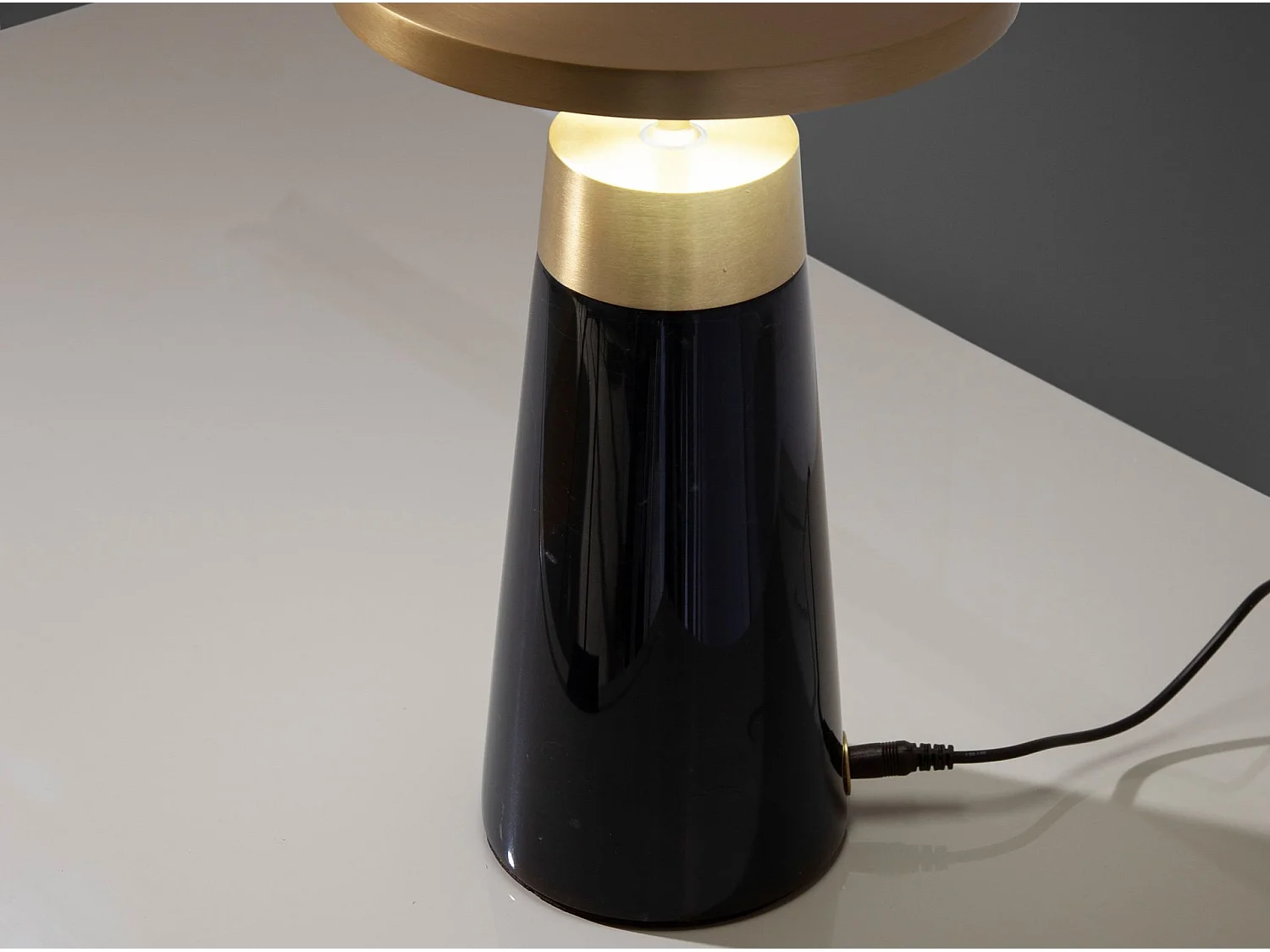 Tischlampe aus schwarzem Marmor und goldenem Stahl 8028 ANGEL CERDA