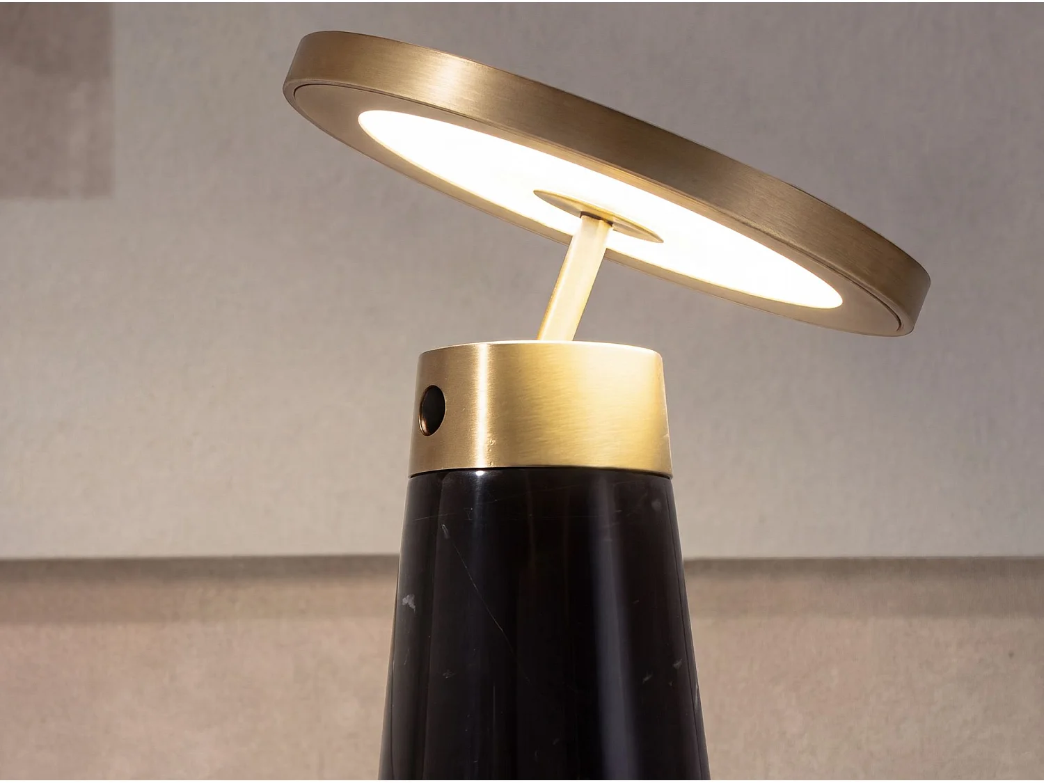 Lampe de bureau en marbre noir et acier doré 8028 ANGEL CERDA