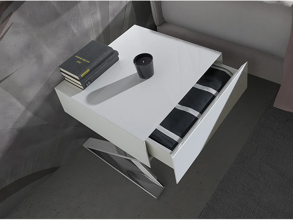 Stolik nocny z białego drewna i chromowanej stali