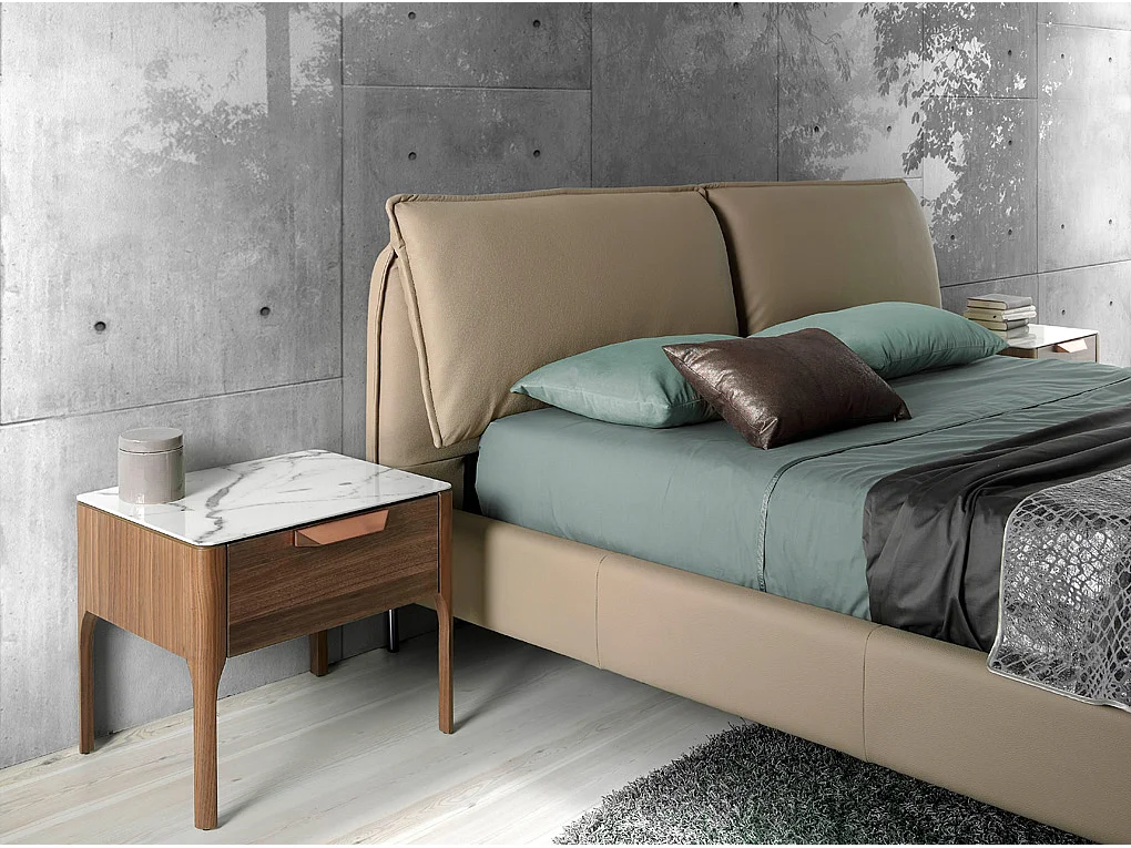 Stolik nocny z drewna orzechowego z blatem z imitacji marmuru i oświetleniem wnętrza 7038 ANGEL CERDA