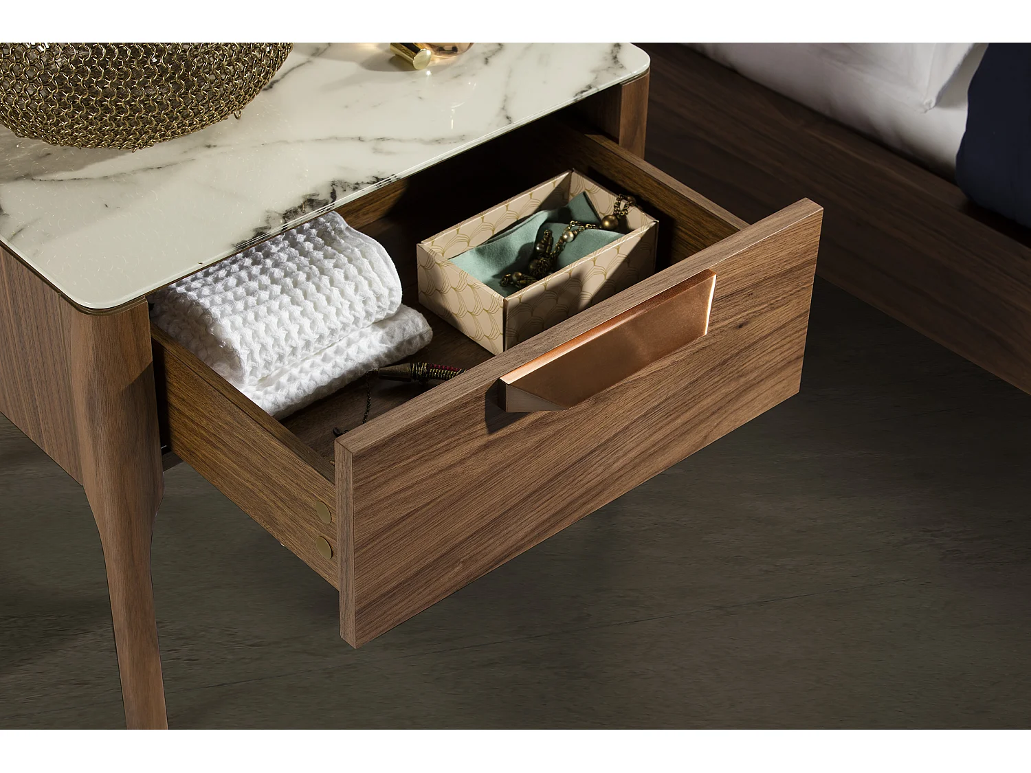 Table de chevet en noyer avec plateau en verre imitation marbre et éclairage intérieur 7038 ANGEL CERDA