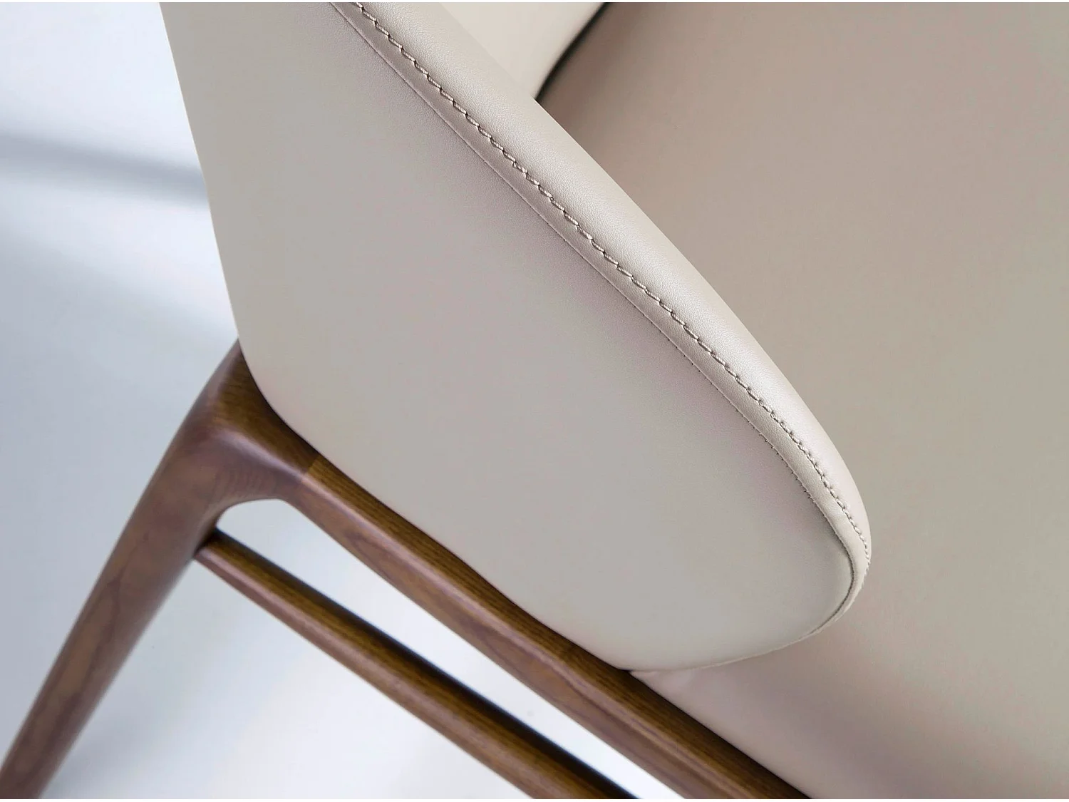 Chaise en croûte de cuir et bois noyer 4065 ANGEL CERDA