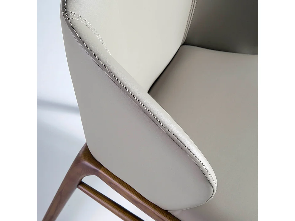 Chaise en croûte de cuir et bois noyer 4065 ANGEL CERDA