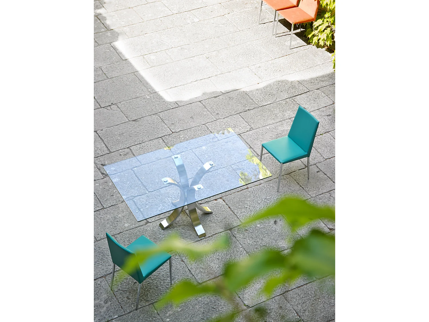 Table à manger avec base courbée en acier poli