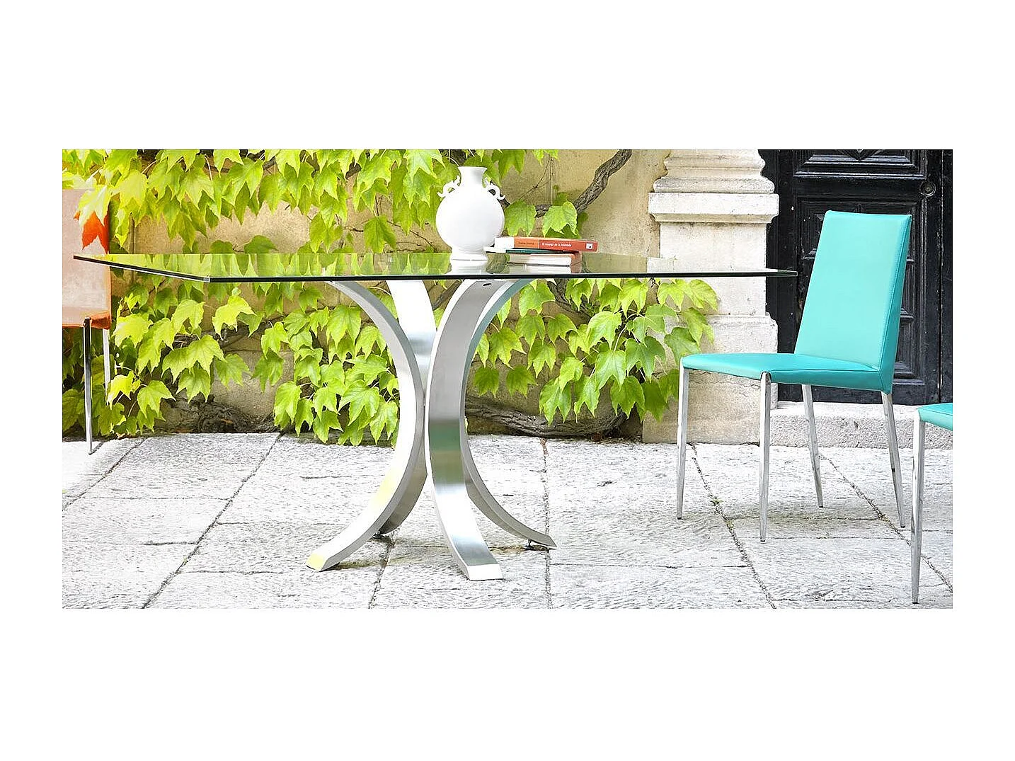 Table à manger avec base courbée en acier poli